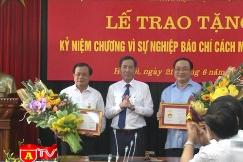 Trao tặng Kỷ niệm chương "Vì sự nghiệp báo chí Cách mạng"