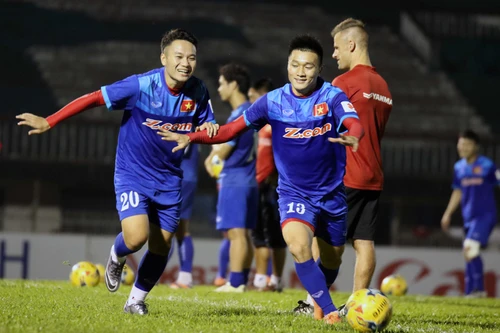 Thầy trò HLV Hữu Thắng hứng khởi tập buổi đầu tại Myanmar