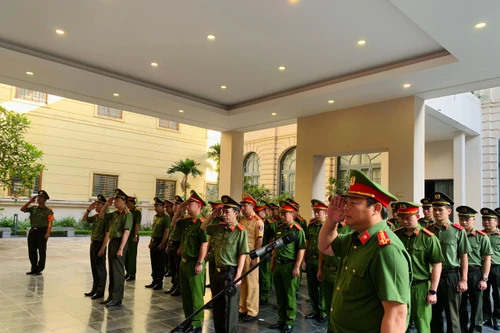 Cụm thi đua số 8 dâng hương các Anh hùng liệt sỹ Công an Thủ đô