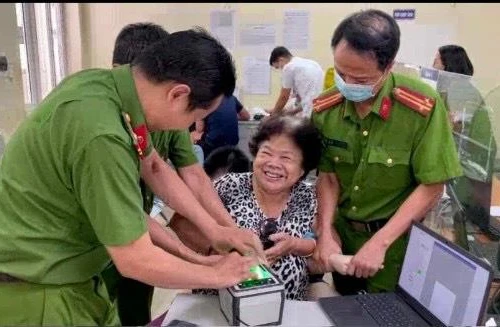 Hỗ trợ hàng chục người cao tuổi, bệnh tật làm Căn cước công dân gắn chíp