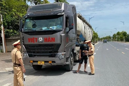 Xe chở quá tải, truy trách nhiệm chủ phương tiện