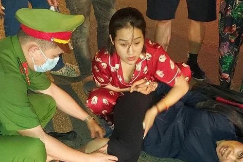 Gặp người phụ nữ bị tai nạn gãy chân, trinh sát hình sự ‘lộ’ tài bó xếp xương khớp
