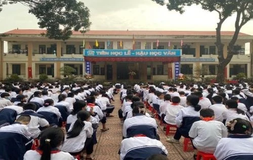 Gần 1.000 học sinh được trang bị thông tin về bạo lực học đường