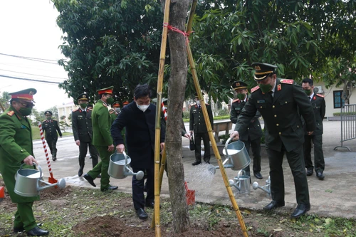 Công an Hà Nội trồng cây, góp phần xây dựng Thủ đô ‘Xanh, sạch, đẹp’