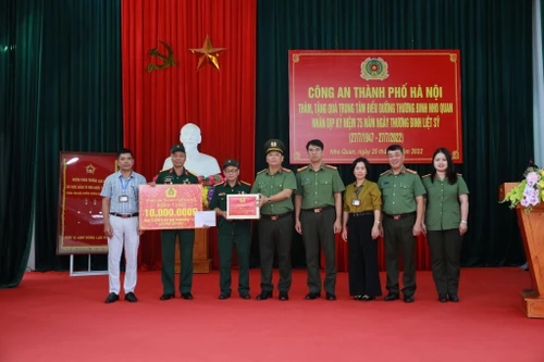 Công an Hà Nội thăm, tặng quà Trung tâm Điều dưỡng thương binh Nho Quan