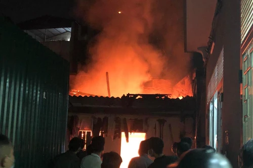 Nghi vấn nổ bình gas trong ngôi nhà trọ ở Hà Nội, 3 người tử vong
