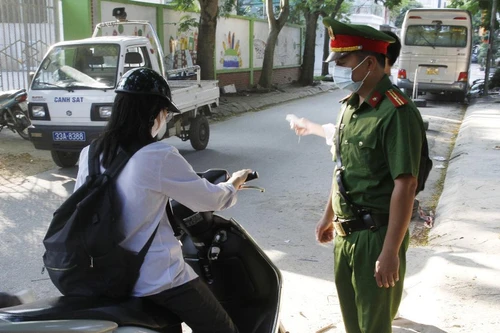 ‘Chỉnh’ ý thức chấp hành pháp luật giao thông trước thềm năm học mới