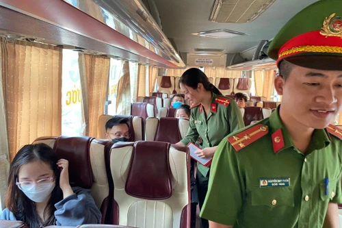 Lên xe khách tuyên truyền quy định pháp luật
