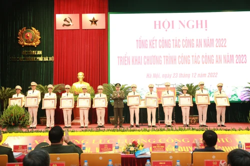 Khen thưởng các tập thể, cá nhân lập thành tích xuất sắc của Công an Hà Nội