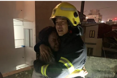 Kịp thời cứu và hướng dẫn 11 người mắc kẹt trong đám cháy ở quận Cầu Giấy