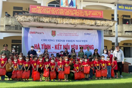 Nghĩa tình của Công an Hà Nội với người dân nghèo Hương Khê