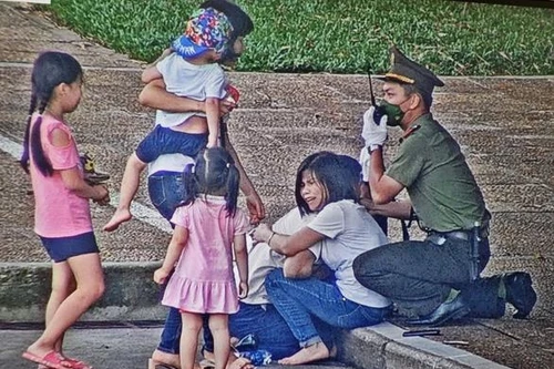 Đề xuất khen thưởng chiến sỹ Công an kịp thời giúp đỡ người dân đang gặp nguy hiểm tính mạng