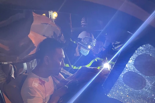 Nghẹt thở giải cứu nam thanh niên mắc kẹt trong cabin ô tô