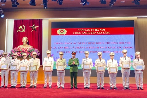 Chú trọng xây dựng, phát huy yếu tố con người