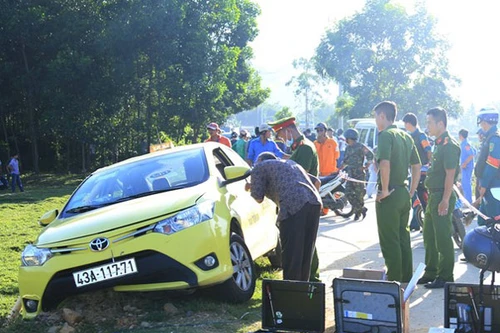 Tài xế taxi nằm chết giữa đường, trên người có nhiều vết đâm