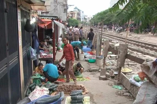 Khó khăn trong việc giải quyết tình trạng chợ tạm, chợ "cóc"