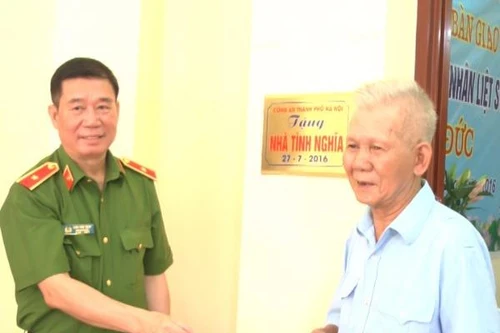 CATP Hà Nội đi thăm tặng quà các gia đình thương binh, liệt sĩ