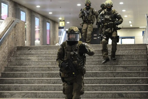 Khoảnh khắc tay súng 18 tuổi xả súng điên cuồng vào người dân ở Munich, Đức