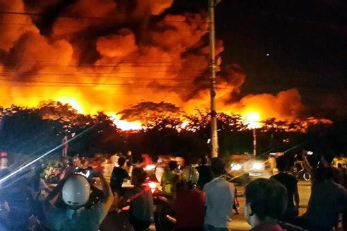 Hàng trăm cảnh sát chữa cháy xưởng sản xuất nến