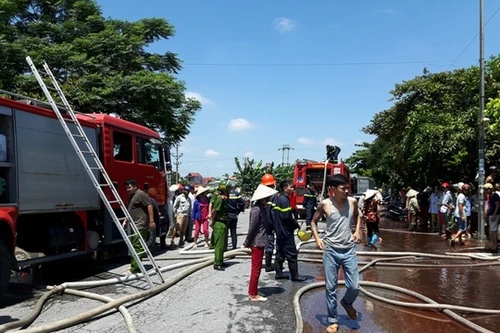 Cháy cửa hàng vàng mã: Bố mẹ bất lực nhìn con, cháu tử vong