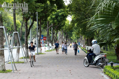 Phản cảm hình ảnh phóng xe máy trên vỉa hè khu vực quanh hồ Hoàn Kiếm