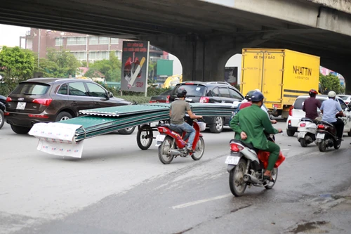 Cần xử lý nghiêm xe thô sơ chở hàng cồng kềnh gây mất an toàn giao thông