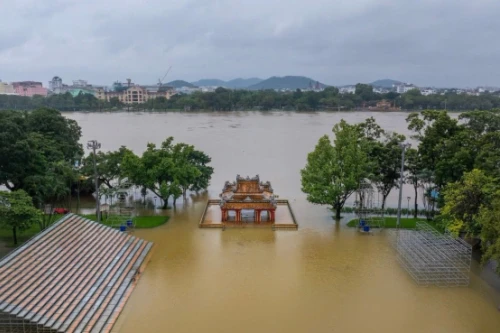 Xuất cấp 300 tấn gạo và nhiều hàng dự trữ quốc gia hỗ trợ Huế khắc phục hậu quả mưa lũ