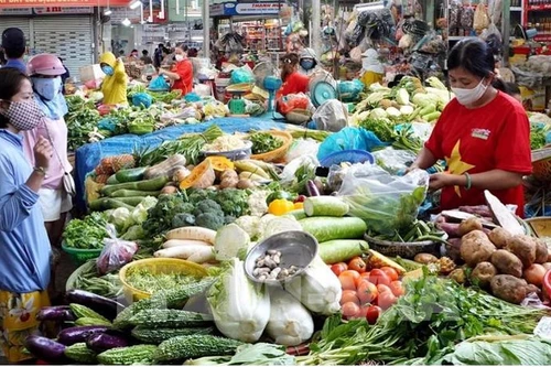 Giá thực phẩm cao do mưa lũ kéo CPI tháng 10 tăng nhẹ 0,2%