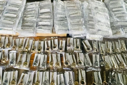 Bắt vụ vận chuyển 450 chiếc đồng hồ ROLEX giả từ Trung Quốc về Việt Nam