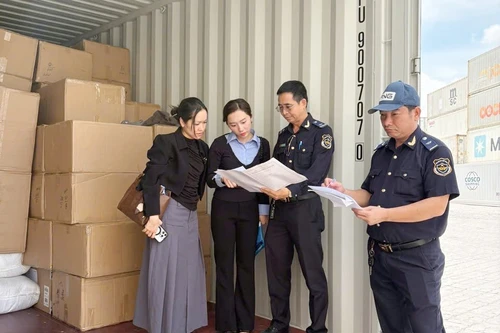 Phát hiện container gần 11 tấn quần áo, giày dép giả mạo, không rõ nguồn gốc xuất xứ