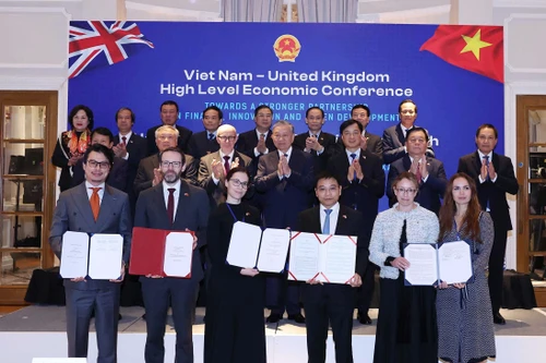 Bộ trưởng Tài chính trao các văn kiện hợp tác với Vương quốc Liên hiệp Anh và Bắc Ireland