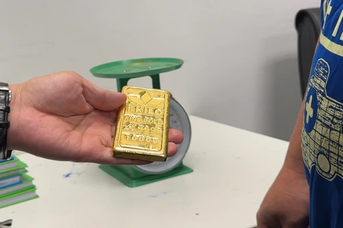 Giá vàng sốt nóng, buôn lậu vàng trên tuyến hàng không gia tăng