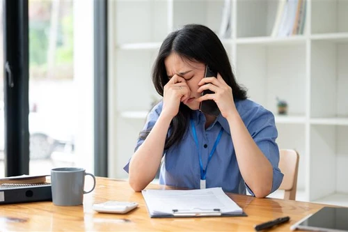 Cười ra nước mắt chuyện lương nhân viên bảo hiểm mỗi tháng mua được 1 lượng vàng