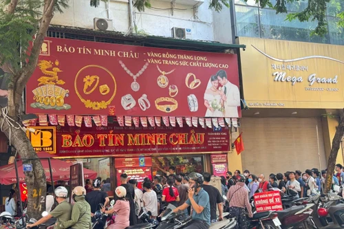 Sẵn sàng mua vàng cao hơn giá thế giới 35 triệu đồng/lượng, người Việt đang FOMO bất chấp?