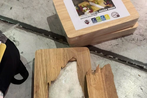 Hơn 5kg ma túy ngụy trang trong thớt gỗ “hạ cánh” sân bay Tân Sơn Nhất
