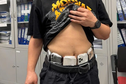 Thủ đoạn tinh vi của hai hành khách xách lậu hơn 120 chiếc điện thoại trên máy bay