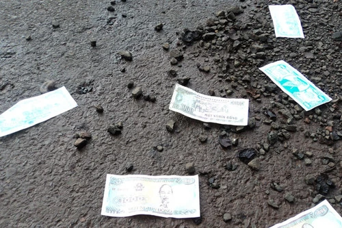 Rải tiền lẻ ra đường trong đám tang có thể bị phạt tới 15 triệu đồng?