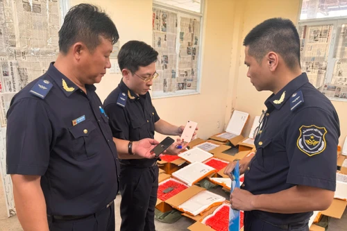 Bắt giữ gần 5.000 điện thoại di động đã qua sử dụng nhập lậu về Việt Nam