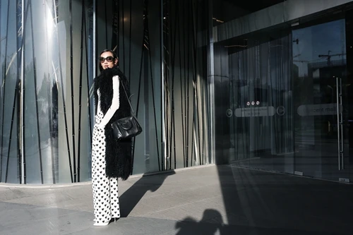 Lê Thúy đẹp mê hồn với trang phục họa tiết trái tim