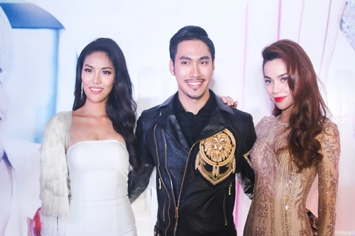 Lan Khuê hạnh phúc trong buổi tiệc mừng vào top 11 Hoa hậu thế giới 