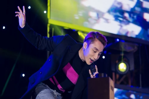 Sơn Tùng M-TP cởi phăng áo khoác vì sức nóng của sinh viên Hà Nội