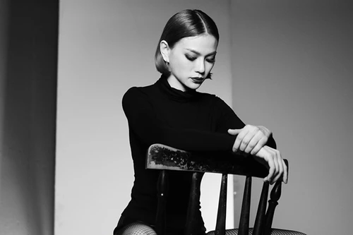 Thu Thủy khoe thân hình bốc lửa trong MV mới