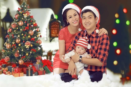 Nhật Kim Anh ghi lại hình ảnh Giáng sinh đầu tiên cùng chồng, con
