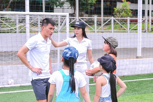 Thủy Tiên "ép" Công Vinh chơi bóng với trò cưng