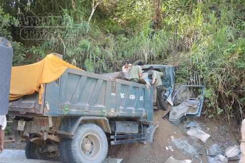 Xe tải mất phanh, đâm thẳng vách núi, tài xế kẹt cứng trong cabin