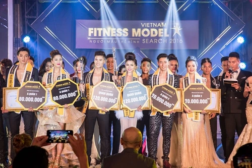 Phương Thanh táo bạo mặc trang phục "xuyên thấu" đi làm giám khảo