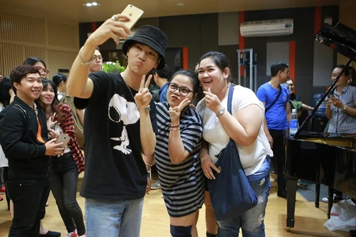 Thành viên nhóm Super Junio - Yesung thích thú khi được tặng nón lá, hoa sen 