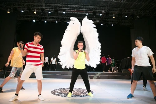  Đàm Vĩnh Hưng lần đầu mang đôi cánh lông vũ đính đá quý trong Diamond show tại miền Trung