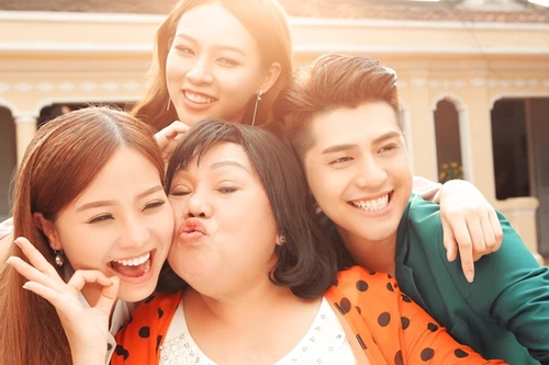 NSND Ngọc Giàu gây sốt với hình ảnh "bà mẹ xì tin" của Noo Phước Thịnh