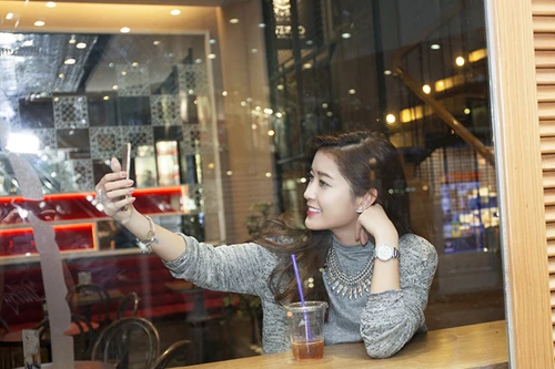 Bắt gặp Á hậu Huyền My một mình “lang thang” ở Sài Gòn